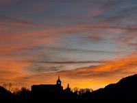Schloß Hohenaschau Silhouette unter glühendem Abendhimmel